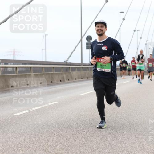 03.10.2025 - Köhlbrandbrückenlauf Lena Gebhardt http://msf.ph/oto/9201671 03.10.2025 15:46:20 Position 2 9671 meine-sportfotos.de