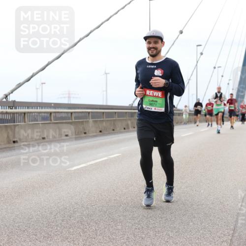 03.10.2025 - Köhlbrandbrückenlauf Lena Gebhardt http://msf.ph/oto/9201673 03.10.2025 15:46:21 Position 2 9671 meine-sportfotos.de