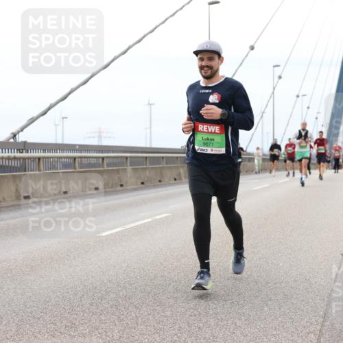 03.10.2025 - Köhlbrandbrückenlauf Lena Gebhardt http://msf.ph/oto/9201674 03.10.2025 15:46:21 Position 2 9671 meine-sportfotos.de