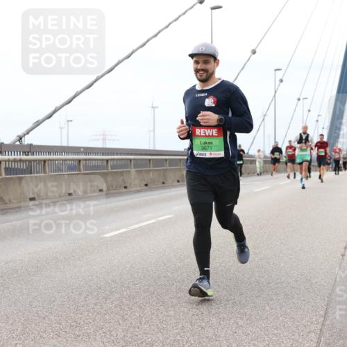 03.10.2025 - Köhlbrandbrückenlauf Lena Gebhardt http://msf.ph/oto/9201675 03.10.2025 15:46:21 Position 2 9671 meine-sportfotos.de