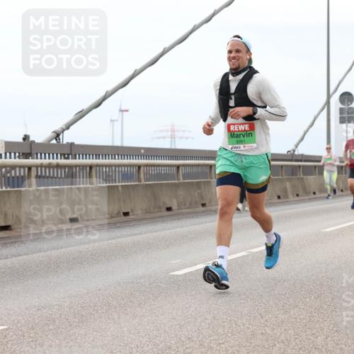 03.10.2025 - Köhlbrandbrückenlauf Lena Gebhardt http://msf.ph/oto/9201677 03.10.2025 15:46:25 Position 2 9261 meine-sportfotos.de
