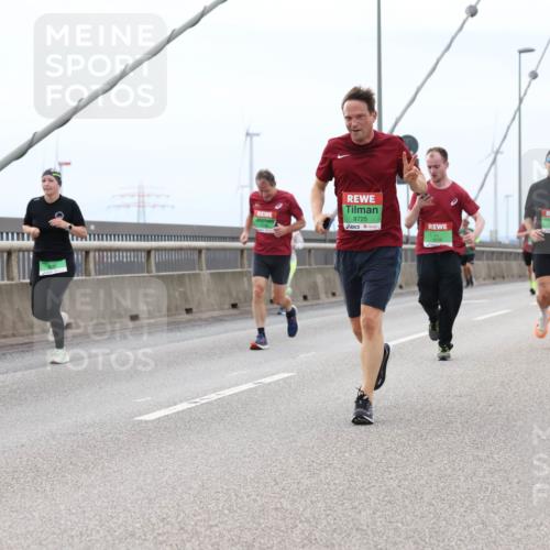 03.10.2025 - Köhlbrandbrückenlauf Lena Gebhardt http://msf.ph/oto/9201686 03.10.2025 15:46:27 Position 2 8725, 9726 meine-sportfotos.de