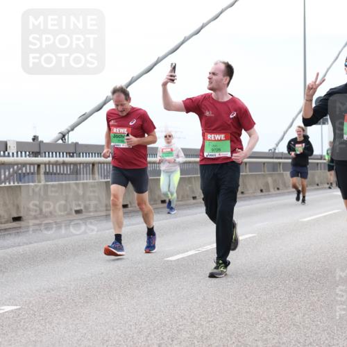 03.10.2025 - Köhlbrandbrückenlauf Lena Gebhardt http://msf.ph/oto/9201694 03.10.2025 15:46:29 Position 2 7139, 9726, 7588 meine-sportfotos.de