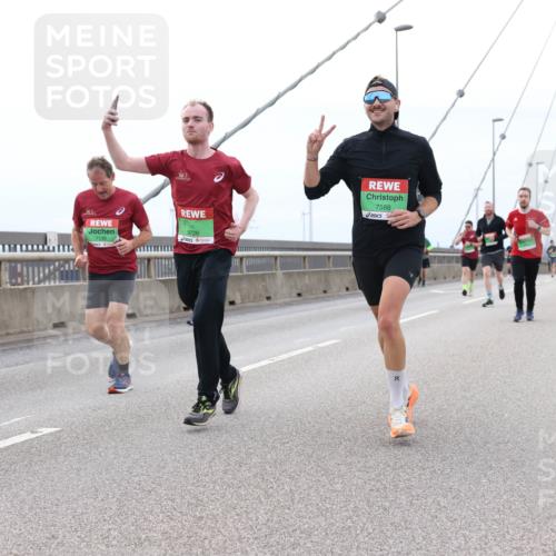 03.10.2025 - Köhlbrandbrückenlauf Lena Gebhardt http://msf.ph/oto/9201697 03.10.2025 15:46:30 Position 2 7139, 9726, 7588, 8 meine-sportfotos.de