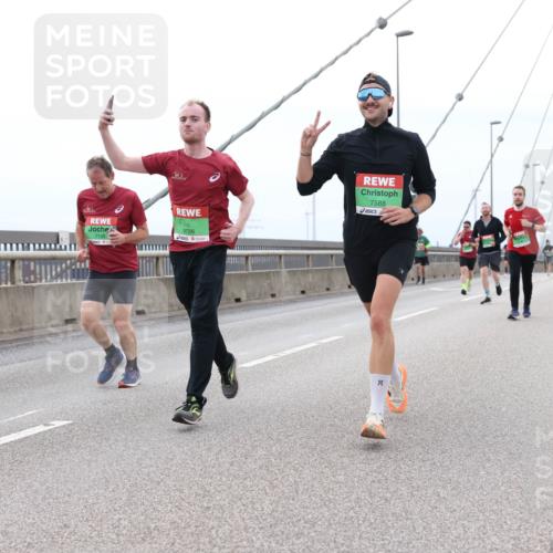 03.10.2025 - Köhlbrandbrückenlauf Lena Gebhardt http://msf.ph/oto/9201698 03.10.2025 15:46:30 Position 2 9726, 7139, 7588 meine-sportfotos.de