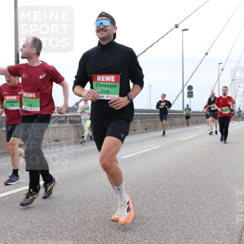 03.10.2025 - Köhlbrandbrückenlauf Lena Gebhardt http://msf.ph/oto/9201703 03.10.2025 15:46:30 Position 2 7139, 9726, 7588 meine-sportfotos.de
