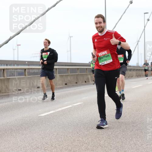 03.10.2025 - Köhlbrandbrückenlauf Lena Gebhardt http://msf.ph/oto/9201708 03.10.2025 15:46:32 Position 2 9181 meine-sportfotos.de