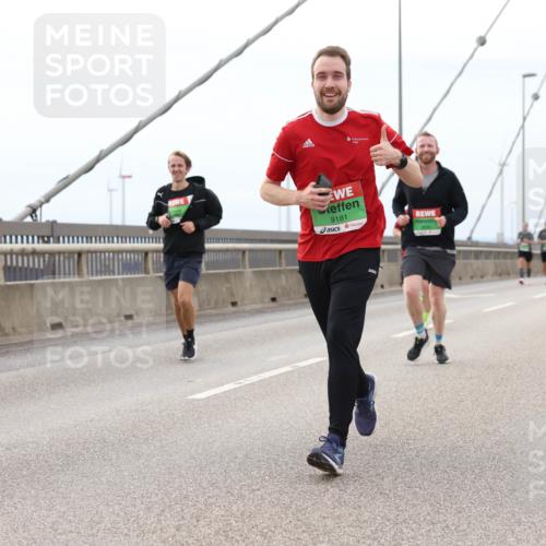 03.10.2025 - Köhlbrandbrückenlauf Lena Gebhardt http://msf.ph/oto/9201710 03.10.2025 15:46:32 Position 2 9181 meine-sportfotos.de