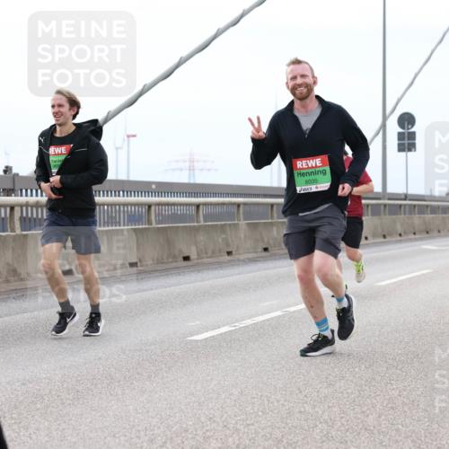 03.10.2025 - Köhlbrandbrückenlauf Lena Gebhardt http://msf.ph/oto/9201711 03.10.2025 15:46:34 Position 2 8035 meine-sportfotos.de