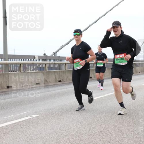 03.10.2025 - Köhlbrandbrückenlauf Lena Gebhardt http://msf.ph/oto/9201741 03.10.2025 15:46:42 Position 2 9, 7583, 7452 meine-sportfotos.de