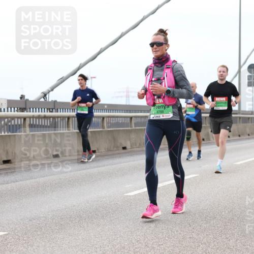 03.10.2025 - Köhlbrandbrückenlauf Lena Gebhardt http://msf.ph/oto/9201774 03.10.2025 15:46:53 Position 2 8788, 8763 meine-sportfotos.de