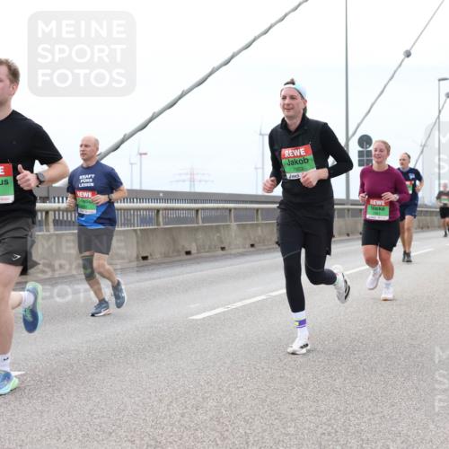 03.10.2025 - Köhlbrandbrückenlauf Lena Gebhardt http://msf.ph/oto/9201783 03.10.2025 15:46:55 Position 2 8763, 7863, 7961 meine-sportfotos.de