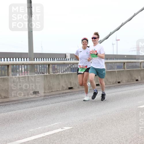 03.10.2025 - Köhlbrandbrückenlauf Lena Gebhardt http://msf.ph/oto/9201846 03.10.2025 15:47:12 Position 2 91, 8110, 8005 meine-sportfotos.de
