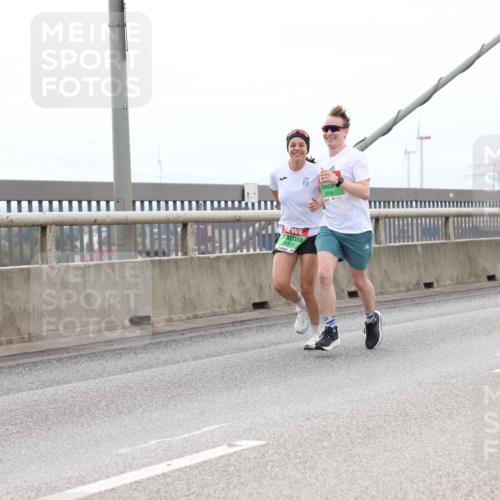 03.10.2025 - Köhlbrandbrückenlauf Lena Gebhardt http://msf.ph/oto/9201847 03.10.2025 15:47:12 Position 2 91, 8110, 8005 meine-sportfotos.de
