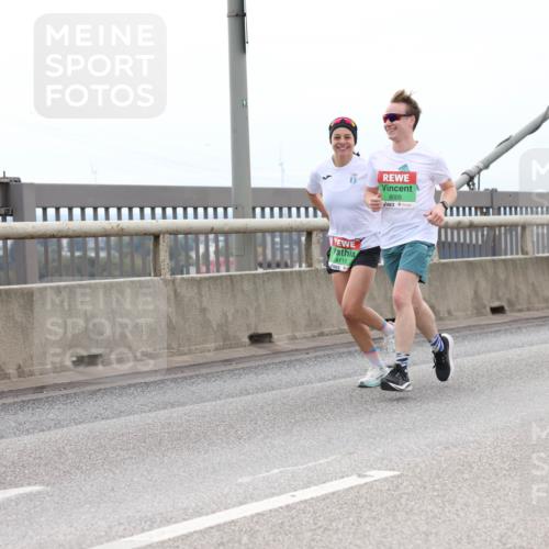 03.10.2025 - Köhlbrandbrückenlauf Lena Gebhardt http://msf.ph/oto/9201848 03.10.2025 15:47:13 Position 2 91, 8110, 8005 meine-sportfotos.de