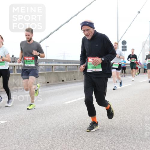 03.10.2025 - Köhlbrandbrückenlauf Lena Gebhardt http://msf.ph/oto/9201859 03.10.2025 15:47:16 Position 2 7613, 7566, 7559 meine-sportfotos.de