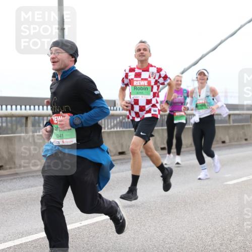 03.10.2025 - Köhlbrandbrückenlauf Lena Gebhardt http://msf.ph/oto/9201893 03.10.2025 15:47:26 Position 2 9341, 8265 meine-sportfotos.de