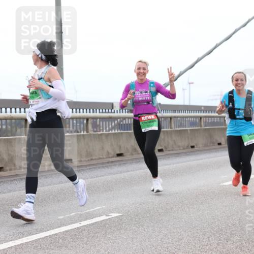 03.10.2025 - Köhlbrandbrückenlauf Lena Gebhardt http://msf.ph/oto/9201898 03.10.2025 15:47:27 Position 2 201, 9200, 9202 meine-sportfotos.de