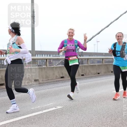 03.10.2025 - Köhlbrandbrückenlauf Lena Gebhardt http://msf.ph/oto/9201900 03.10.2025 15:47:27 Position 2 9200, 9202 meine-sportfotos.de