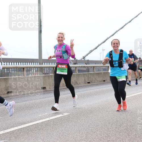 03.10.2025 - Köhlbrandbrückenlauf Lena Gebhardt http://msf.ph/oto/9201901 03.10.2025 15:47:28 Position 2 201, 9200, 9202 meine-sportfotos.de