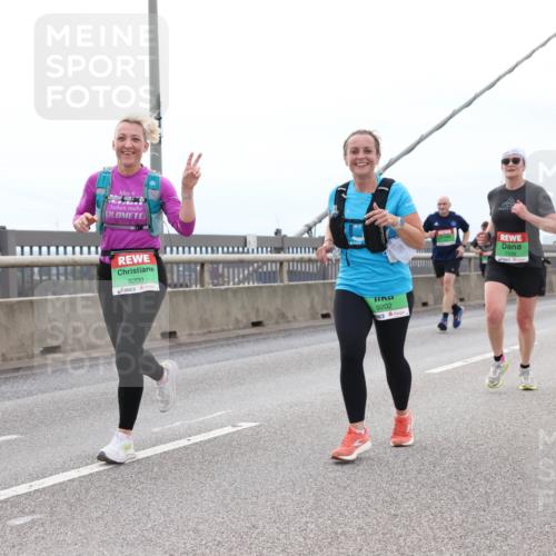 03.10.2025 - Köhlbrandbrückenlauf Lena Gebhardt http://msf.ph/oto/9201904 03.10.2025 15:47:28 Position 2 9200, 9202, 7339 meine-sportfotos.de