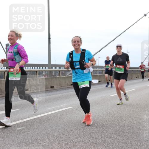 03.10.2025 - Köhlbrandbrückenlauf Lena Gebhardt http://msf.ph/oto/9201905 03.10.2025 15:47:28 Position 2 9200, 9202, 7339 meine-sportfotos.de