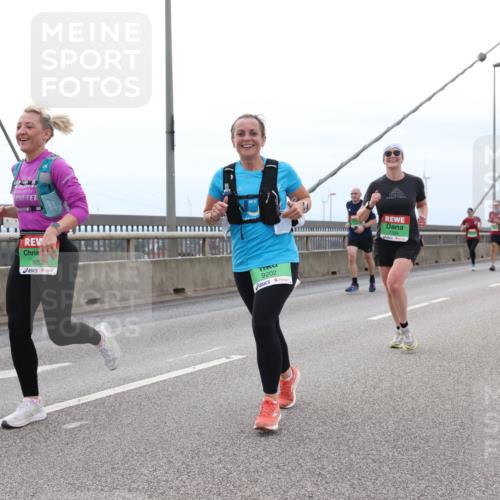 03.10.2025 - Köhlbrandbrückenlauf Lena Gebhardt http://msf.ph/oto/9201906 03.10.2025 15:47:28 Position 2 9200, 9202 meine-sportfotos.de