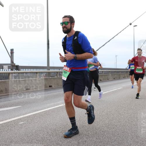 03.10.2025 - Köhlbrandbrückenlauf Lena Gebhardt http://msf.ph/oto/9201940 03.10.2025 15:47:35 Position 2  meine-sportfotos.de
