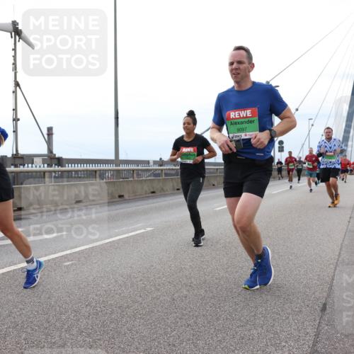03.10.2025 - Köhlbrandbrückenlauf Lena Gebhardt http://msf.ph/oto/9201962 03.10.2025 15:47:38 Position 2 9097 meine-sportfotos.de