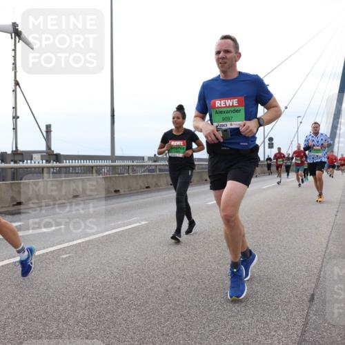 03.10.2025 - Köhlbrandbrückenlauf Lena Gebhardt http://msf.ph/oto/9201963 03.10.2025 15:47:38 Position 2 9097 meine-sportfotos.de
