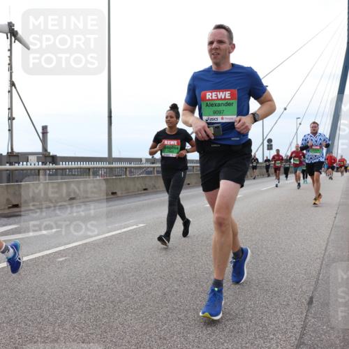 03.10.2025 - Köhlbrandbrückenlauf Lena Gebhardt http://msf.ph/oto/9201964 03.10.2025 15:47:38 Position 2 7443, 9097 meine-sportfotos.de