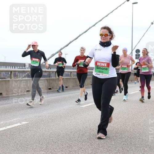 03.10.2025 - Köhlbrandbrückenlauf Lena Gebhardt http://msf.ph/oto/9202065 03.10.2025 15:47:55 Position 2 9209 meine-sportfotos.de