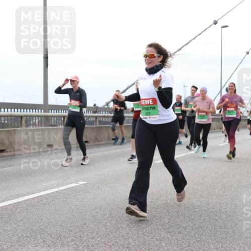 03.10.2025 - Köhlbrandbrückenlauf Lena Gebhardt http://msf.ph/oto/9202066 03.10.2025 15:47:55 Position 2 9209 meine-sportfotos.de