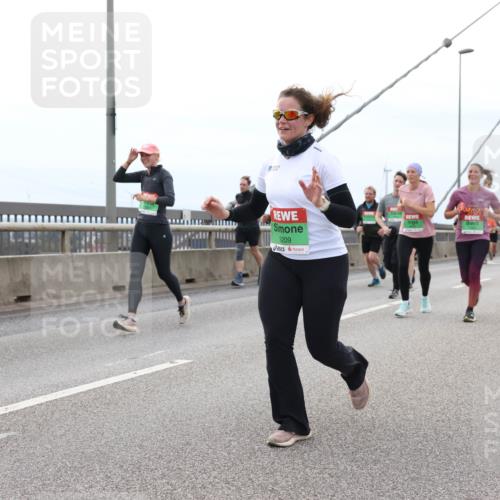 03.10.2025 - Köhlbrandbrückenlauf Lena Gebhardt http://msf.ph/oto/9202068 03.10.2025 15:47:55 Position 2 9209 meine-sportfotos.de