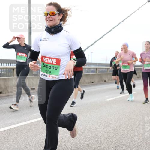 03.10.2025 - Köhlbrandbrückenlauf Lena Gebhardt http://msf.ph/oto/9202070 03.10.2025 15:47:56 Position 2 9209 meine-sportfotos.de