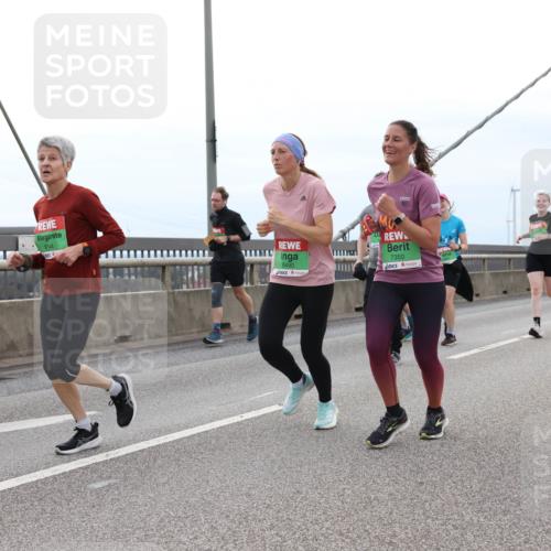 03.10.2025 - Köhlbrandbrückenlauf Lena Gebhardt http://msf.ph/oto/9202076 03.10.2025 15:47:57 Position 2 8144, 8490, 7350 meine-sportfotos.de