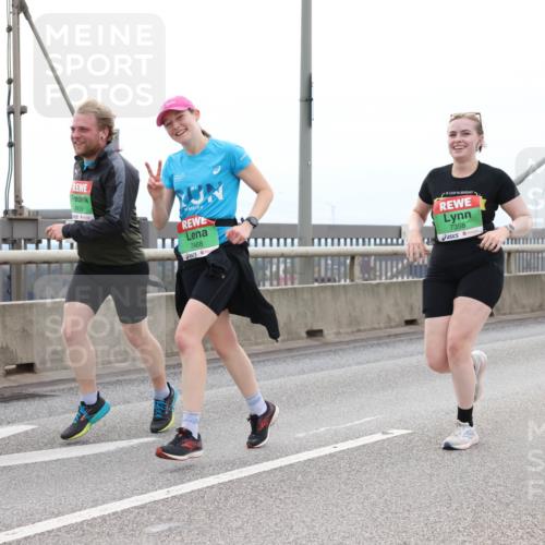 03.10.2025 - Köhlbrandbrückenlauf Lena Gebhardt http://msf.ph/oto/9202087 03.10.2025 15:47:59 Position 2 8939, 7468, 7358 meine-sportfotos.de