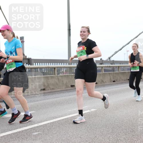 03.10.2025 - Köhlbrandbrückenlauf Lena Gebhardt http://msf.ph/oto/9202088 03.10.2025 15:47:59 Position 2 8939, 7468, 7358 meine-sportfotos.de
