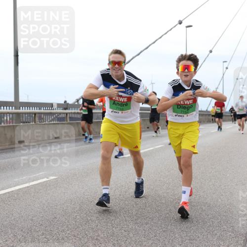 03.10.2025 - Köhlbrandbrückenlauf Lena Gebhardt http://msf.ph/oto/9202097 03.10.2025 15:48:00 Position 2 7153, 7154 meine-sportfotos.de
