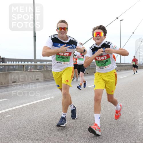 03.10.2025 - Köhlbrandbrückenlauf Lena Gebhardt http://msf.ph/oto/9202103 03.10.2025 15:48:01 Position 2 7153, 7154 meine-sportfotos.de