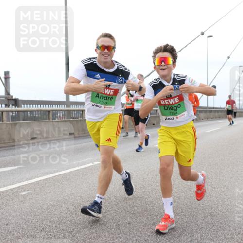 03.10.2025 - Köhlbrandbrückenlauf Lena Gebhardt http://msf.ph/oto/9202104 03.10.2025 15:48:01 Position 2 7153, 7154 meine-sportfotos.de