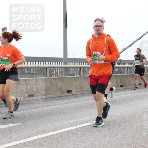 03.10.2025 - Köhlbrandbrückenlauf Lena Gebhardt http://msf.ph/oto/9202118 03.10.2025 15:48:03 Position 2 7122, 79 meine-sportfotos.de