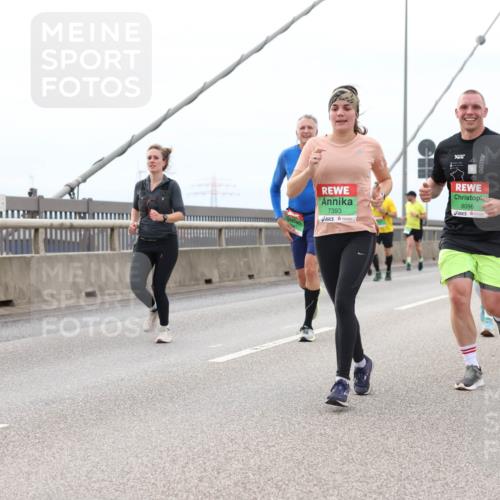03.10.2025 - Köhlbrandbrückenlauf Lena Gebhardt http://msf.ph/oto/9202160 03.10.2025 15:48:11 Position 2 9, 7393, 8096, 9470 meine-sportfotos.de