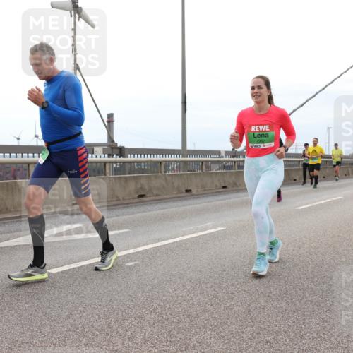 03.10.2025 - Köhlbrandbrückenlauf Lena Gebhardt http://msf.ph/oto/9202174 03.10.2025 15:48:14 Position 2 7962 meine-sportfotos.de