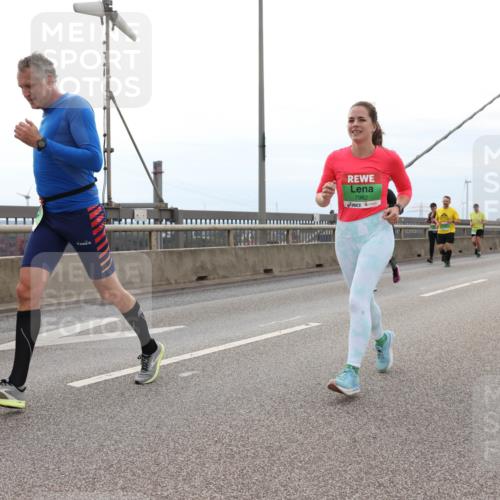 03.10.2025 - Köhlbrandbrückenlauf Lena Gebhardt http://msf.ph/oto/9202175 03.10.2025 15:48:14 Position 2 7962 meine-sportfotos.de