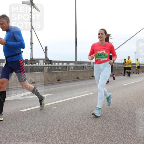 03.10.2025 - Köhlbrandbrückenlauf Lena Gebhardt http://msf.ph/oto/9202176 03.10.2025 15:48:14 Position 2 7962 meine-sportfotos.de