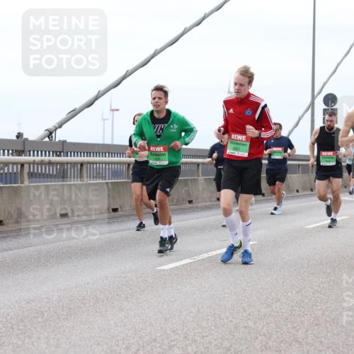 03.10.2025 - Köhlbrandbrückenlauf Lena Gebhardt http://msf.ph/oto/9202258 03.10.2025 15:48:32 Position 2 7697, 8921, 9739 meine-sportfotos.de