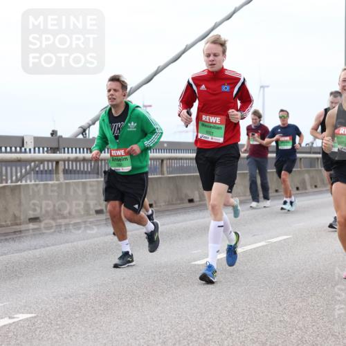 03.10.2025 - Köhlbrandbrückenlauf Lena Gebhardt http://msf.ph/oto/9202261 03.10.2025 15:48:32 Position 2 91, 8921, 7697, 9739 meine-sportfotos.de