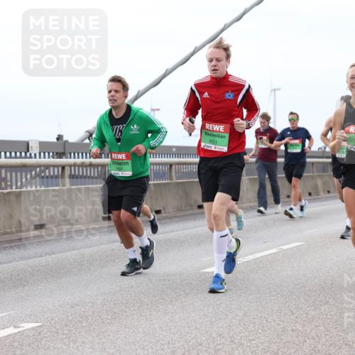 03.10.2025 - Köhlbrandbrückenlauf Lena Gebhardt http://msf.ph/oto/9202262 03.10.2025 15:48:32 Position 2 8921, 7697, 9739 meine-sportfotos.de