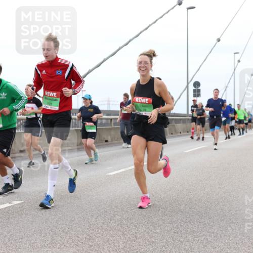 03.10.2025 - Köhlbrandbrückenlauf Lena Gebhardt http://msf.ph/oto/9202265 03.10.2025 15:48:33 Position 2 8921, 9739 meine-sportfotos.de